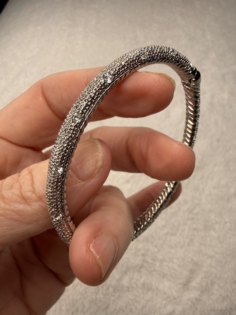 Clasping bangle bracelet with 5ct of Swarovski